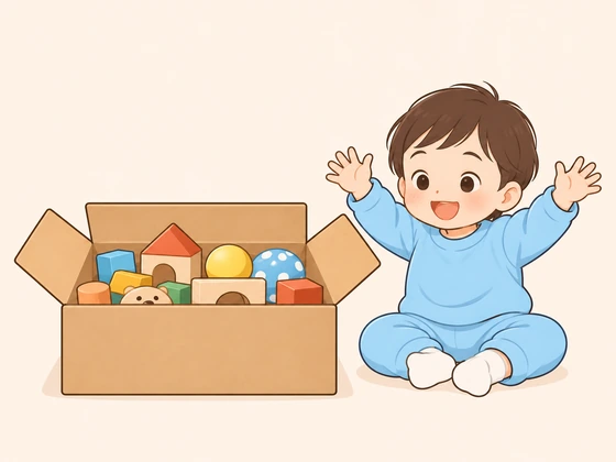 開いたおもちゃの箱の横で、子どもが両手を上げているイメージ